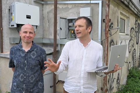 Spuštění družstevní solární elektrárny: zleva Ivo Stanislav (Zihos Energy) a Ondřej Pašek (předseda představenstva Energetického družstva Hnutí DUHA) Spuštění družstevní solární elektrárny: zleva Ivo Stanislav (Zihos Energy) a Ondřej Pašek (předseda představenstva Energetického družstva Hnutí DUHA)